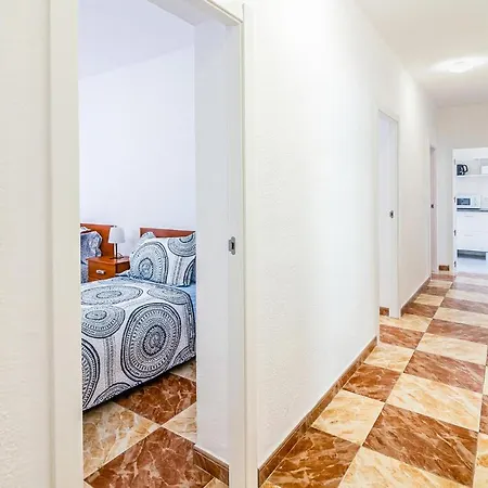 3 Bedroom Cozy Apartment In Cordoba *
