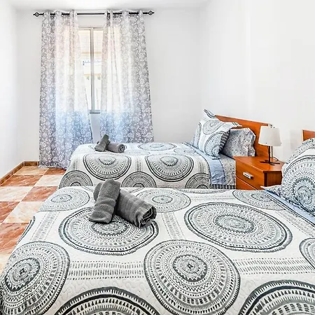 3 Bedroom Cozy Apartment In Cordoba Διαμέρισμα *